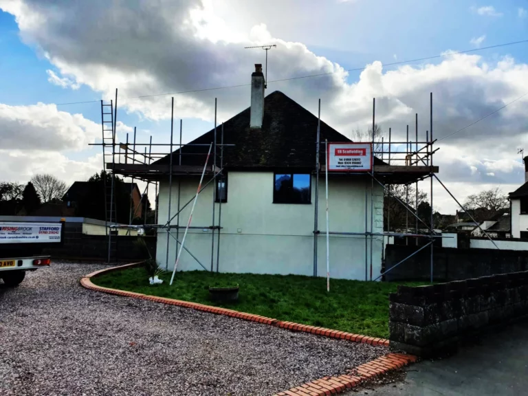 Chimney scaffold on a white bungalow